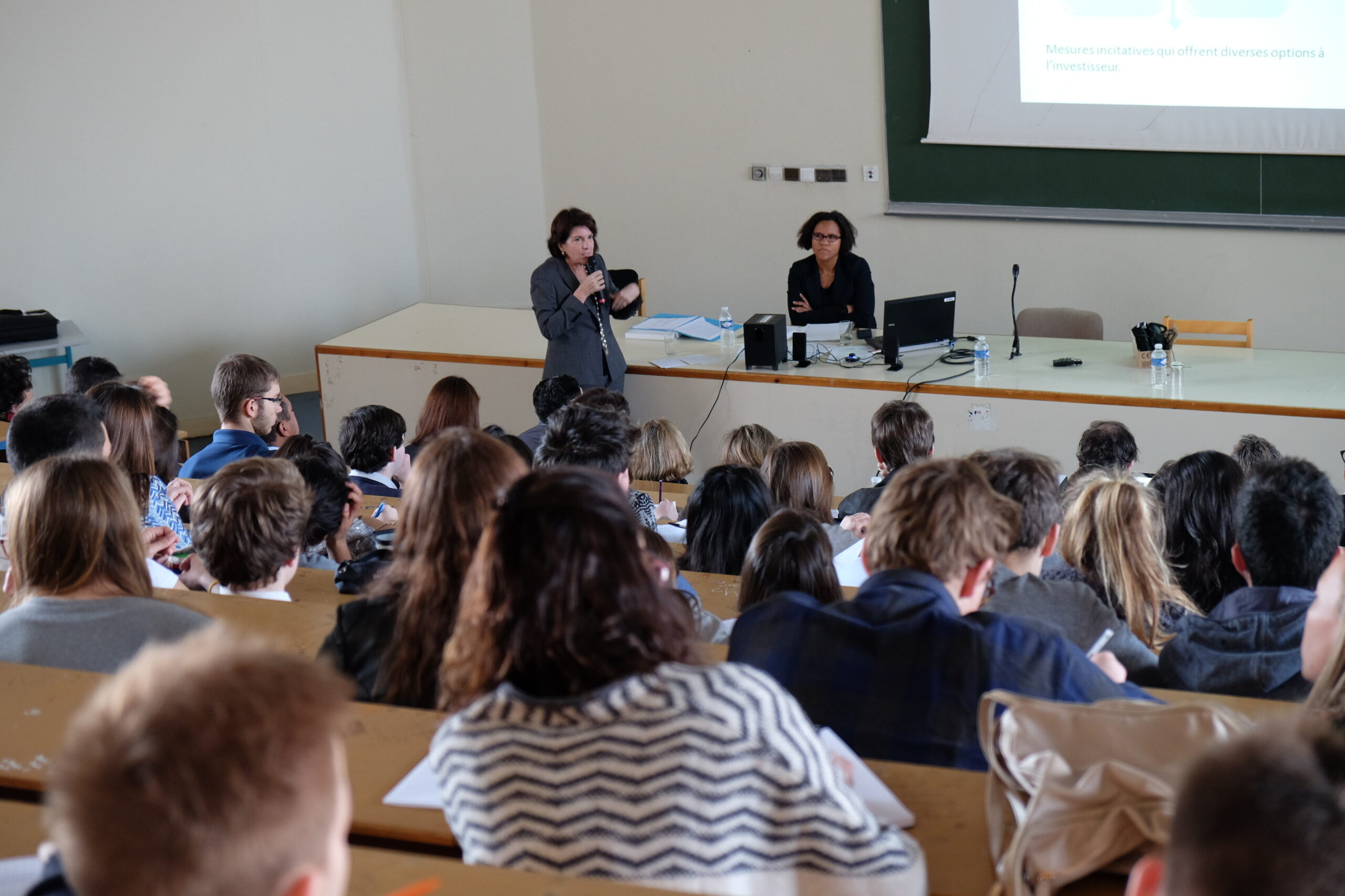 Madame Pilar de Aleman, ambassadrice du Panama en France en conférence