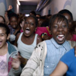 5_enfants_couloire_hd.jpg